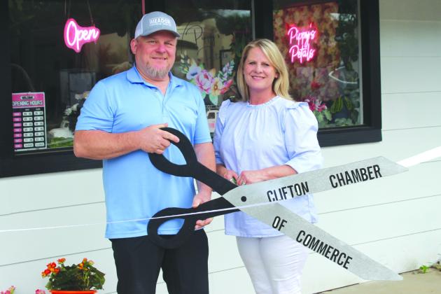 Chris and Glenda Haynes celebrate the opening of Pippy’s Petals during the Clifton Chamber of Commerce’s ribbon cutting on Thursday, April 18. Nathan Diebenow | The Clifton Record
