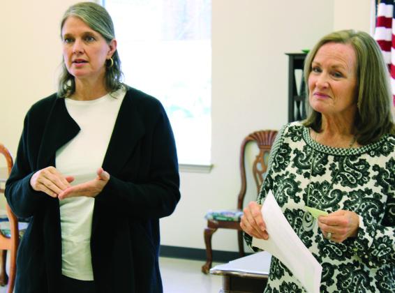 Meridian Chamber of Commerce board members Lee Martinez and Patty Wagner talk about recent projects at the MEDC meeting in October. Ashley Barner | Meridian Tribune