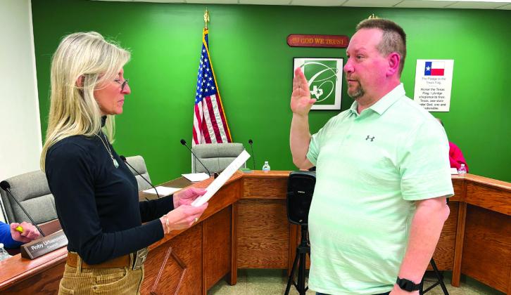 Clifton City Secretary Angela Smith (from left) swore-in Les Perry into the city council seat vacated by Mayor Pro Tem Andrea Crosby during the regular council meeting on Tuesday, January 9. Nathan Diebenow | The Clifton Record